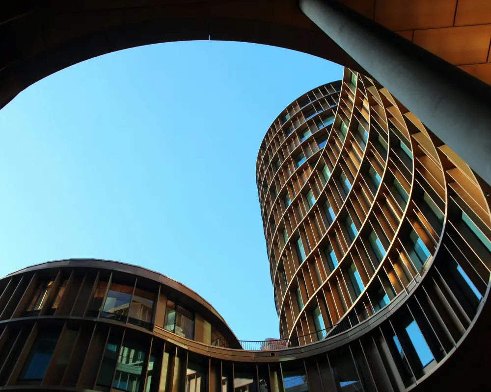 Modernes abstraktes Gebäude aus der Froschperspektive, symbolisch für spezialisierte Personalberatung und Executive Search.