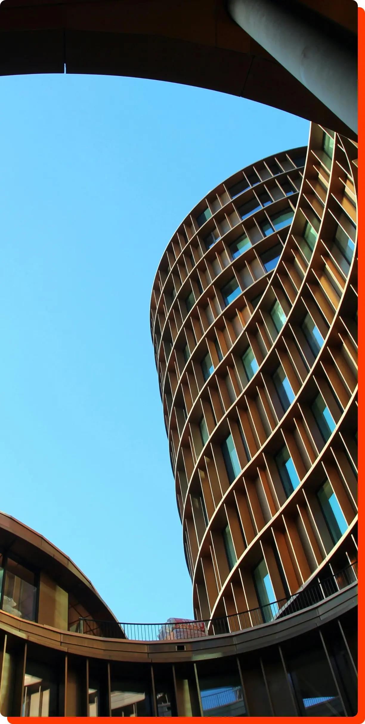 Modernes abstraktes Gebäude aus der Froschperspektive, symbolisch für spezialisierte Personalberatung und Executive Search.