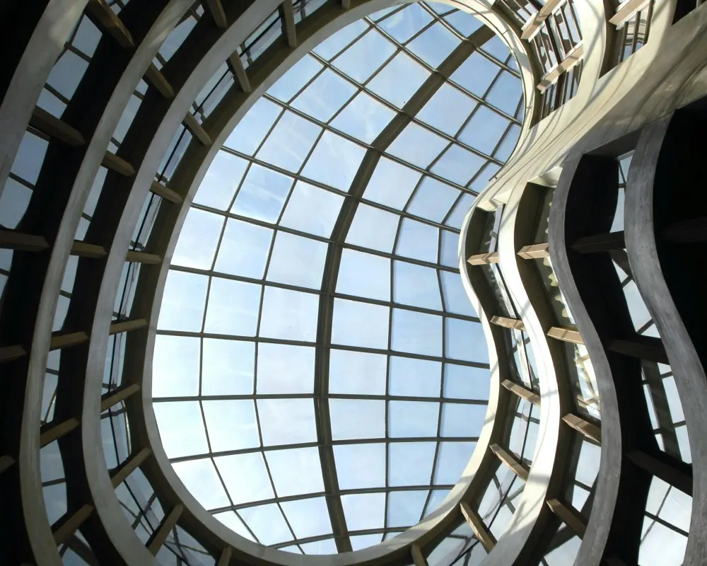 Mehrere Ebenen und ein ungewöhnliches Glasdach aus der Froschperspektive. Ein Designmeisterwerk, das ohne kritische Kompetenzen und Erfahrung nicht gebaut werden könnte.