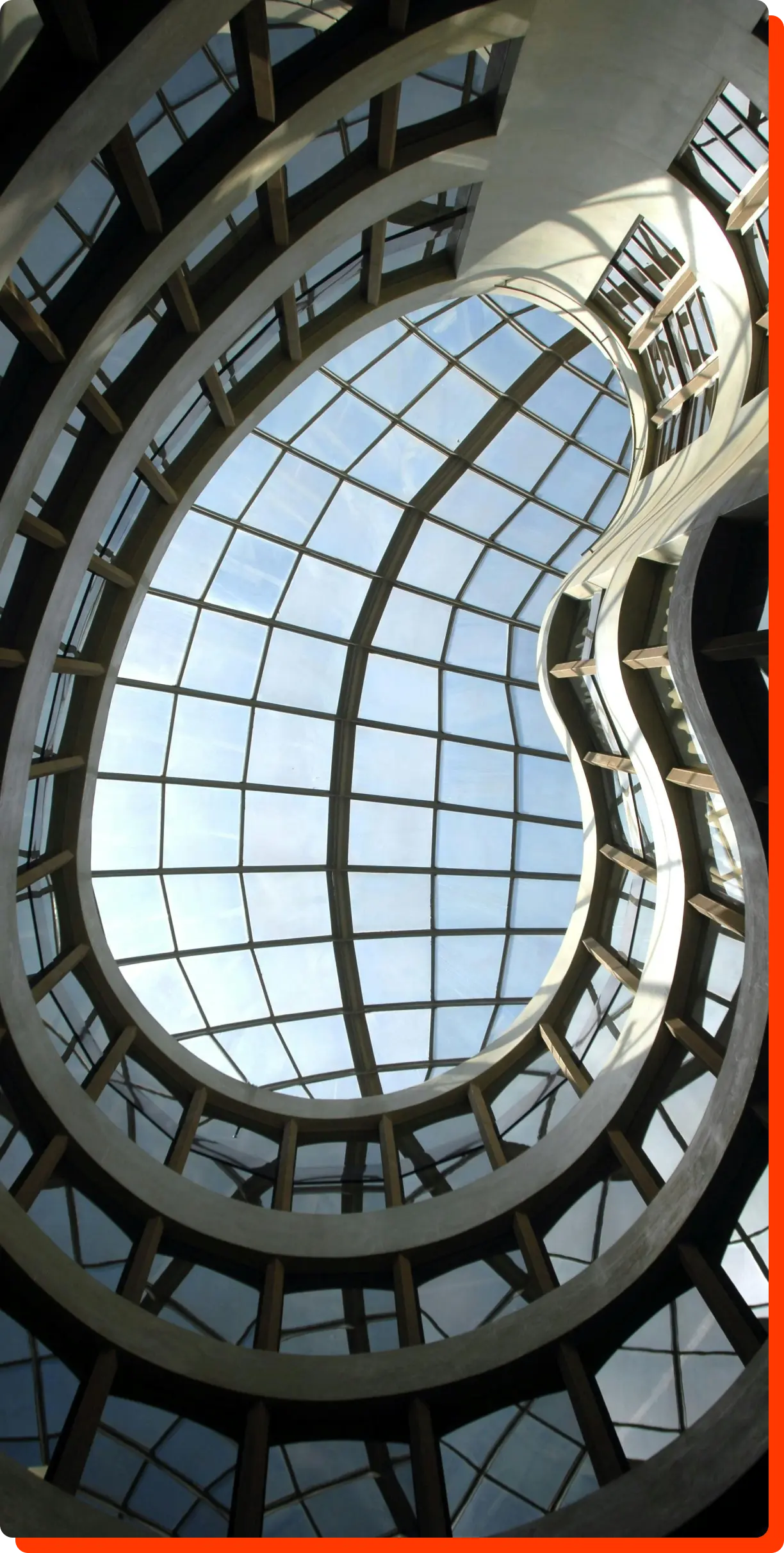 Mehrere Ebenen und ein ungewöhnliches Glasdach aus der Froschperspektive. Ein Designmeisterwerk, das ohne kritische Kompetenzen und Erfahrung nicht gebaut werden könnte.