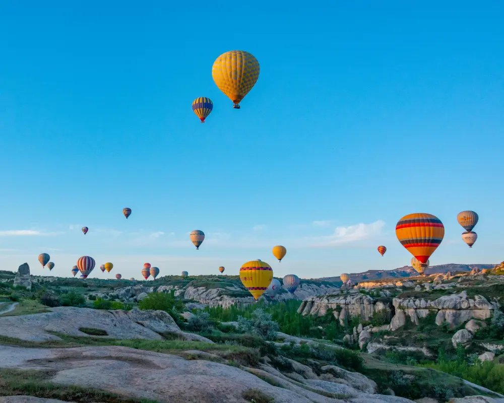 Aufsteigende Heißluftballons vor klarem blauen Himmel, symbolisch für Karrieremöglichkeiten in der Personalberatung und HR-Beratung – Jetzt bewerben.