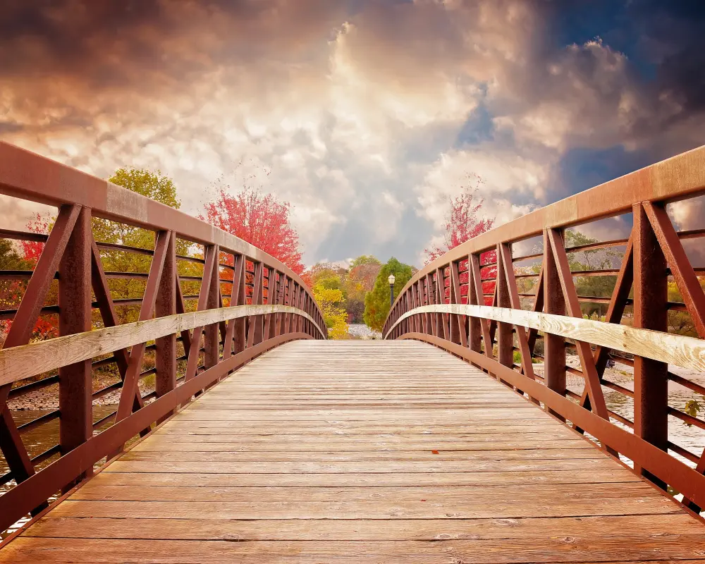 Eine Brücke in warmen Farbtönen, symbolisch für die Mission von RIVNA Partners: Gemeinsam für eine bessere Arbeitswelt.