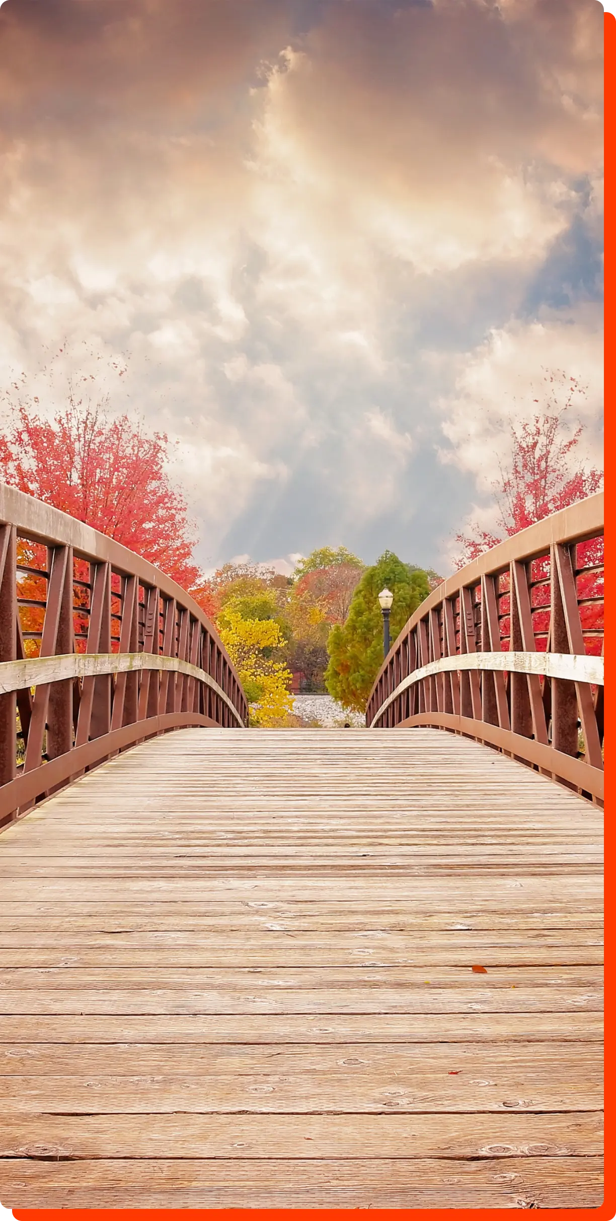 Eine Brücke in warmen Farbtönen, symbolisch für die Mission von RIVNA Partners: Gemeinsam für eine bessere Arbeitswelt.