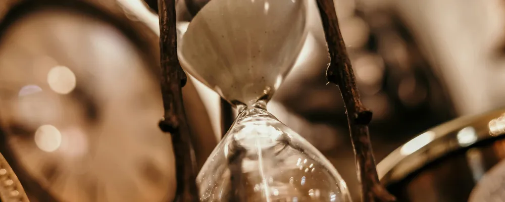 Antike Sanduhr, symbolisch für Zeitersparnis