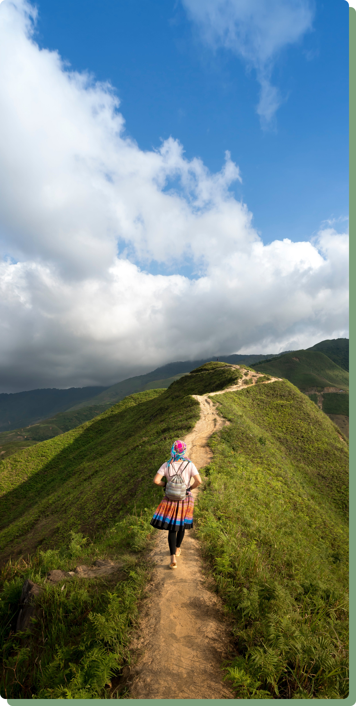 Vogelperspektive von einer Frau die einen schmalen Pfad auf einem hohen Hügel geht, symbolisch für die entscheidende Wahl in der Personalberatung und HR Consulting bei RIVNA Partners