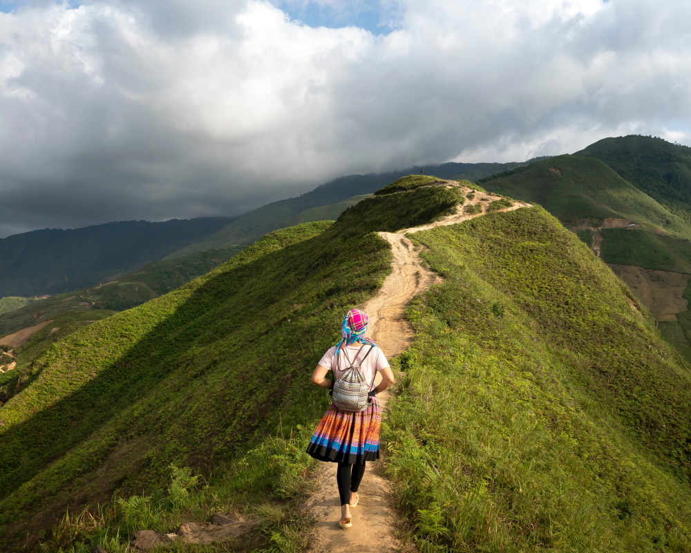 Vogelperspektive von Geschäftsleuten im Gespräch, symbolisch für die entscheidende Wahl in der Personalberatung und HR Consulting bei RIVNA Partners